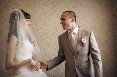 Geline bakan damat seviyorum. Bir erkek bir kadına hayrandır. Aile günü kavramı, Sevgililer Günü, düğün