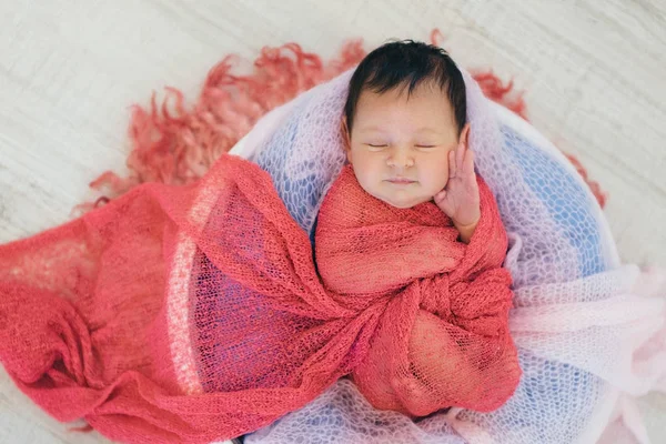 Νεογέννητο μωρό τυλιγμένο σε μια κουβέρτα που κοιμούνται σε ένα καλάθι. έννοια της παιδικής ηλικίας, της υγειονομικής περίθαλψης, της γονιμοποίησης — Φωτογραφία Αρχείου
