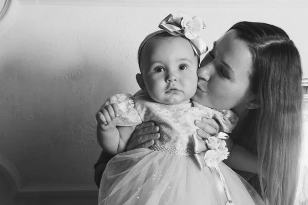 Das Konzept eines gesunden Lebensstils, der Schutz der Kinder, das Einkaufen - Baby in den Armen der Mutter. Frau hält ein Kind — Stockfoto