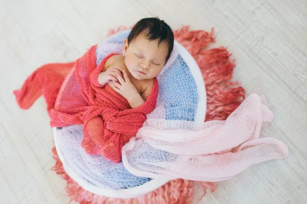 Bebé recién nacido envuelto en una manta durmiendo en una canasta. concepto de infancia, salud, FIV —  Fotos de Stock