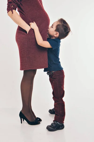 Šťastné dítě dívka objímání břicho těhotné matky, těhotenství a nové pojetí života — Stock fotografie