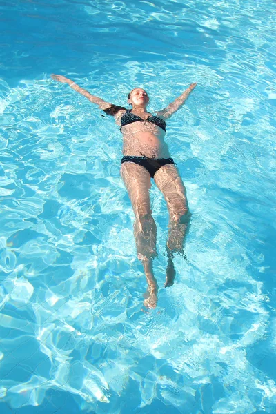 Femme enceinte en vacances dans la piscine. Le concept de Spa, cours de natation, vacances, traitement de l'eau, FIV — Photo