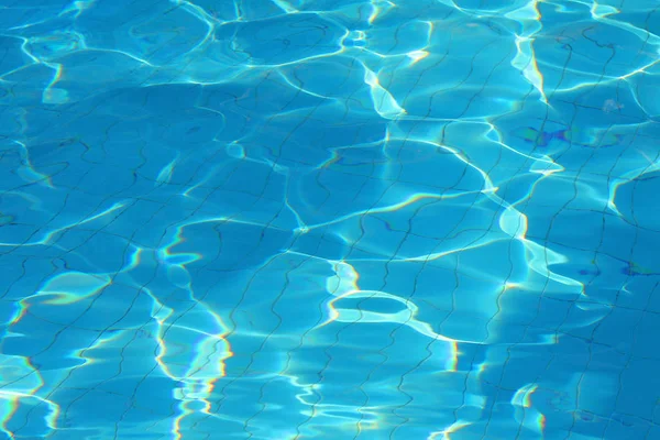 A água azul no close-up da piscina. espaço de cópia — Fotografia de Stock