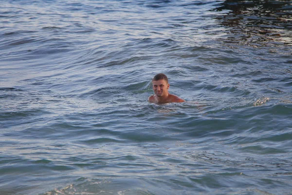 Gebräunter Mann im Urlaub schwimmt im Pool — Stockfoto