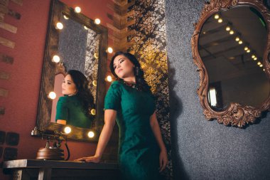 Asyalı kadının şık şık portre. model aynaya bakar. yansıma kız. kavram çalışması, modelleme