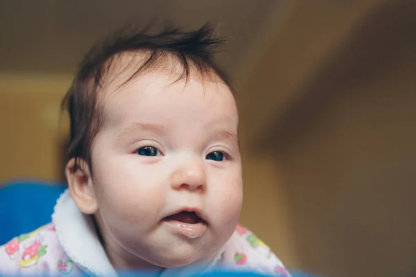 Porträt eines kleinen Mädchens: Babygesicht in Großaufnahme. Konzept der Kindheit, Gesundheitsfürsorge, ivf — Stockfoto