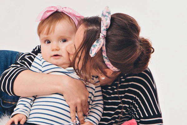 Familjefoto på vit bakgrund: föräldrarna tillbringar tid med sina barn. mamma och pappa kram barnet. begreppet barndom, faderskap, moderskap, IVF — Stockfoto