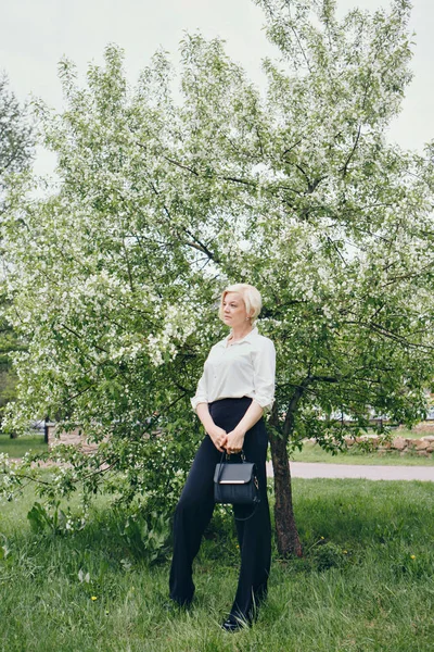 꽃 나무 사이 공원에서 걷는 소녀. 자연의 봄 분위기 - 여자 — 스톡 사진
