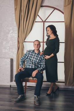 gün dinlenme kavramı, rahatlama, düşüncelilik-aile bir sandalyede oturan dinlenir. Insanların yüz sakin ifade, rahat duruş