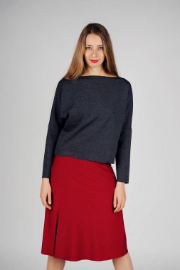 izole fotoğraf: uzun saçlı güzel model giysi kapalı gösterir. modelleme iş kavramı, gündelik giysiler