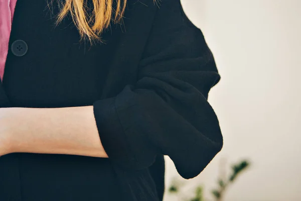 Pubblicità moda femminile: vestito, vestito. braccia e maniche delle donne primo piano. L'ornamento di abbigliamento, cuciture, cuciture — Foto Stock