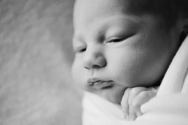 Portret van een klein meisje: baby's gezicht close-up. begrip kindertijd, gezondheidszorg, IVF — Stockfoto