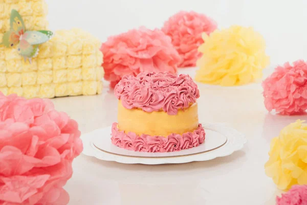 Tårta på vit bakgrund närbild. Konfektyr dekorerad med rosor. Begreppet reklam bakning, kalori, mat, diet — Stockfoto