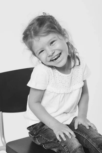 小さな女の子の肖像画:赤ちゃんの顔クローズアップ。小児期の概念, ヘルスケア, Ivf — ストック写真