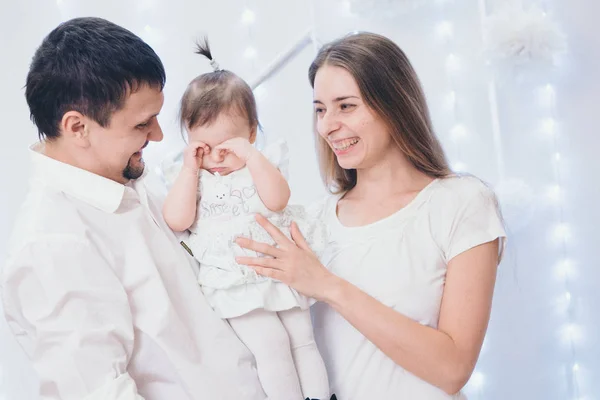 흰색 배경에 가족 사진 : 부모는 자녀와 함께 시간을 보낸다. 엄마와 아빠는 아기를 안아. 어린 시절, 아버지, 모성, Ivf의 개념 — 스톡 사진