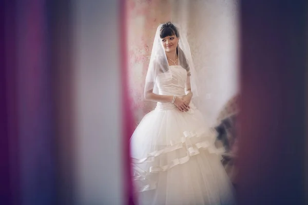 花嫁はウェディングドレスを試着しています。結婚式のファッション — ストック写真