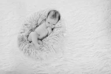 Yeni doğmuş bebek bir sepet içinde uyuyan bir battaniye sarılmış. çocukluk kavramı, sağlık, Ivf. Siyah beyaz fotoğraf