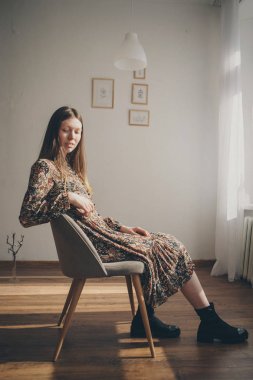 gün dinlenme kavramı, rahatlama, düşüncelilik-kız bir sandalyede oturan dinlenir. Kadının yüzünün sakin ifadesi, rahat duruşu