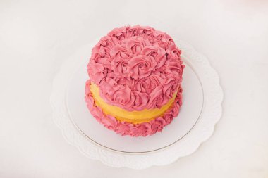 beyaz arka plan closeup üzerinde kek. Güllerle süslenmiş şekerlemeler. Reklam pişirme kavramı, kalori, gıda, diyet