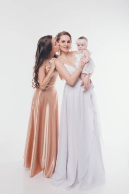 her yaştan kadınlar için düğün moda konsepti. Beyaz arka planda uzun gece elbiseli bir grup kadın