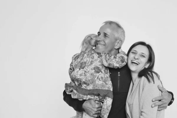 Foto familiar sobre fondo blanco: los padres pasan tiempo con sus hijos. Mamá y papá abrazan al bebé. el concepto de infancia, paternidad, maternidad, FIV — Foto de Stock