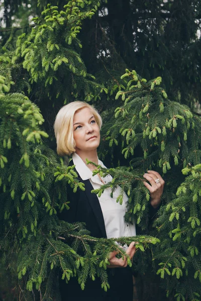 거리에서 작업의 개념, 하루 휴식 - 흰색 짧은 머리를 가진 여자의 유행 세련된 초상화. 나무 사이로 공원을 걷는 사업가. — 스톡 사진