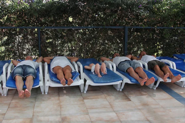 El concepto de descanso diurno, relajación, reflexividad-la gente que descansa sentada en una silla. Expresión tranquila de la cara, postura relajada —  Fotos de Stock