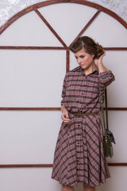 Retro tarzı. 60'lardan bir kız. Reklam giyim, ayakkabı, aksesuar kavramı