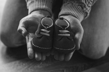 reklam giysileri: beyaz bir arka plan Moda modeli ellerde ayakkabı. Manken.