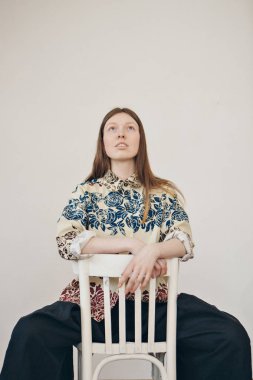 gün dinlenme kavramı, rahatlama, düşüncelilik-kız bir sandalyede oturan dinlenir. Kadının yüzünün sakin ifadesi, rahat duruşu