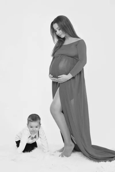 Η μαμά βλέπει το μωρό της να σέρνεται. Αντίληψη για την εκπαίδευση των περπατήματος, εξωσωματική γονιμοποίηση, απομονωμένη σε λευκό φόντο — Φωτογραφία Αρχείου
