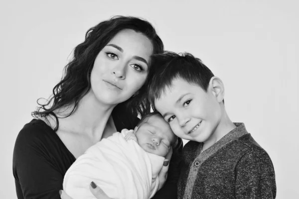 Beyaz bir arka plan üzerinde aile fotoğrafı: kadın ve erkek çocuklarla vakit geçirmek. Bebeğe sarıl. çocukluk kavramı, babalık, annelik, Tüp Bebek — Stok fotoğraf