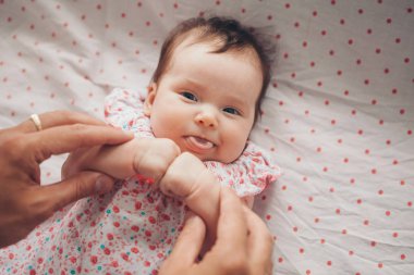 sağlıklı yaşam tarzı kavramı, Ivf-yenidoğan bebek önünde yumruklarını sıktı ve dilini gösterir