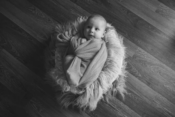 Újszülöttre csomagolva egy takaró alszik egy kosárba. koncepció a gyermekkori, az egészségügy, IVF. Fekete-fehér fénykép — Stock Fotó