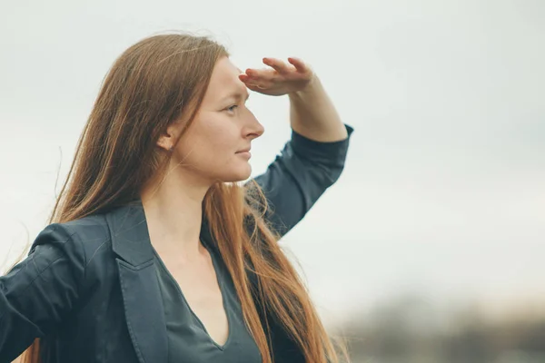 La donna guarda lontano. il concetto di manifestazioni di emozioni, problemi di visione . — Foto Stock