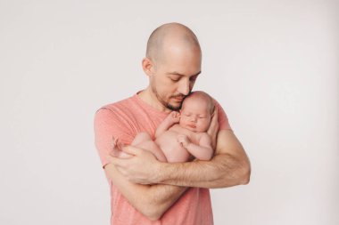 Baba bebek onun kollarında tutar. Küçük çocuklar, mutlu çocukluk, samimi bir aile babası eğitmek kavramı.