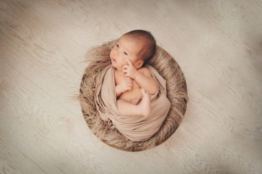 Yeni doğmuş bebek bir sepet içinde uyuyan bir battaniye sarılmış. çocukluk kavramı, sağlık, Ivf. Siyah beyaz fotoğraf