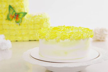 beyaz arka plan closeup üzerinde kek. Güllerle süslenmiş şekerlemeler. Reklam pişirme kavramı, kalori, gıda, diyet