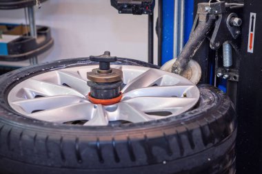 Araba tamir: tekerlek yerine portre. mekanik vidalama veya unscrewing araba tekerleği araba servisi Garage