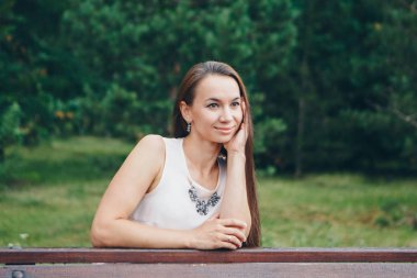 çiçekli ağaçların arasında parkta yürüyen kız. Bahar ruh hali-doğada bir kadın