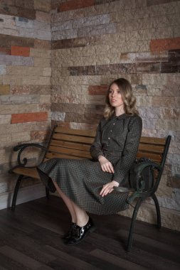 Retro tarzı. 60'lardan bir kız. Reklam giyim, ayakkabı, aksesuar kavramı