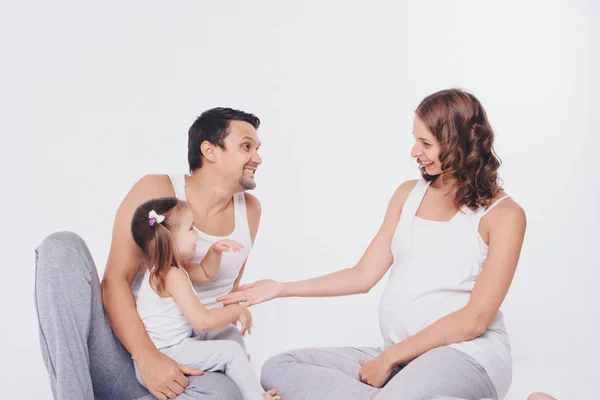 Familiebilde på hvit bakgrunn: foreldre tilbringer tid med barna sine. Mamma og pappa klemmer babyen. begrepet barndom, farskap, morsrollen, IVF – stockfoto