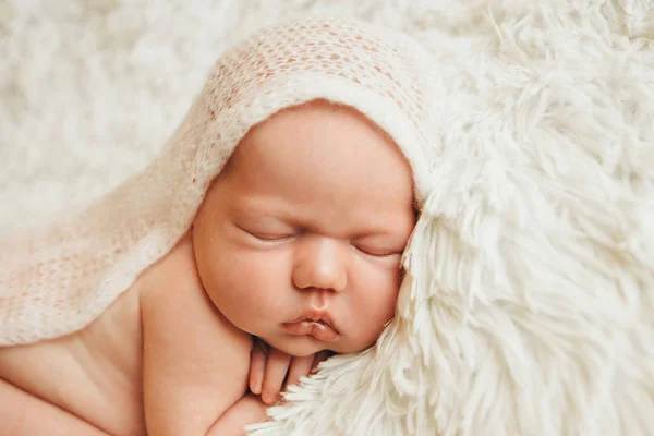 Il concetto di stile di vita sano, FIV - un neonato dorme sotto una coperta. Testa, gambe e braccia — Foto Stock