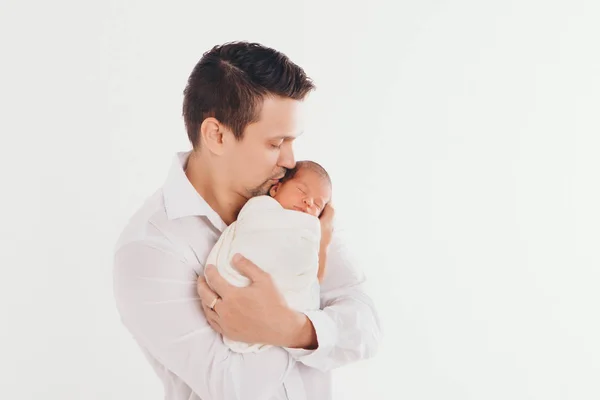 Papá sostiene al bebé en sus brazos. El concepto de educar al padre de los niños pequeños, la infancia feliz, una familia amigable . — Foto de Stock