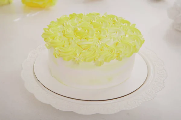 पांढरा पार्श्वभूमी बंद वर केक. गुलाबांनी सजवलेले मिठाई. जाहिरात बेकिंग, कॅलरी, अन्न, आहार संकल्पना — स्टॉक फोटो, इमेज