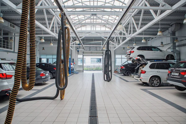 Araba tamiri, Bmw reklamı, Moskova, 1.11.2018: Siyah bir arabanın ön tarafında Bmw motor şirketi rozeti. Alman otomobil, motosiklet ve motor imalat şirketi 1916 yılında kuruldu.