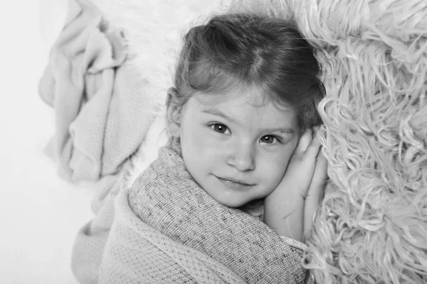 Portrait d'une petite fille : gros plan sur le visage du bébé. concept d'enfance, soins de santé, FIV — Photo