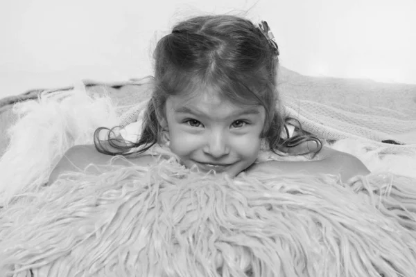 Portret van een klein meisje: baby's gezicht close-up. begrip kindertijd, gezondheidszorg, IVF — Stockfoto