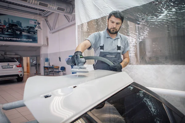 Reclame carwash, Moskou, 1.11.2018: het oppervlak van de auto polijsten. Het icoon van de firma Bmw — Stockfoto