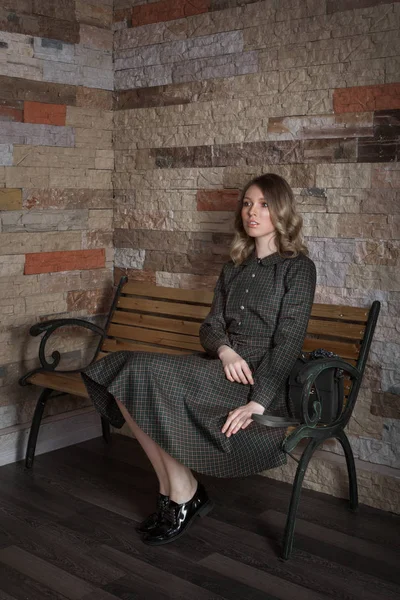 Retro tarzı. 60'lardan bir kız. Reklam giyim, ayakkabı, aksesuar kavramı